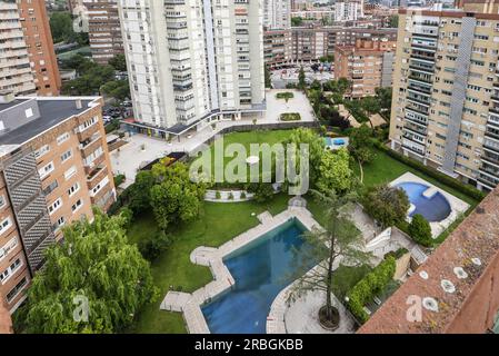 Aree comuni con piscine di un complesso residenziale con molta erba e acqua clorurata viste da una grande altezza Foto Stock