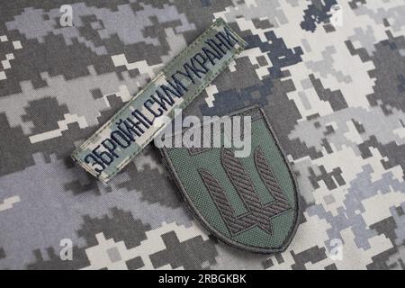KIEV, UCRAINA - 6 ottobre 2022. Invasione russa in Ucraina 2022. Distintivo uniforme delle forze di difesa territoriali dell'Ucraina su sfondo uniforme mimetico Foto Stock