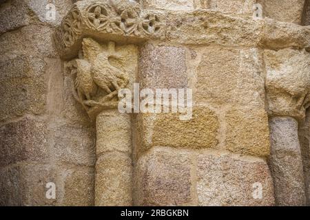 Mura di pietra fortemente erose di un'antica chiesa romanica spagnola Foto Stock