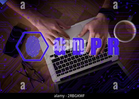 Regolamento generale sulla protezione dei dati. Uomo che lavora con un notebook, vista dall'alto. Abbreviazione GDPR, impronta digitale e schema dei circuiti stampati Foto Stock