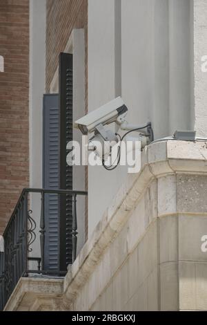 Telecamere di sorveglianza installate sulla facciata di un edificio all'angolo Foto Stock