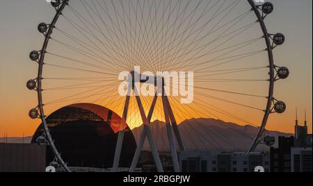 Ruota panoramica High Roller e sfera mostrate all'alba. Foto Stock