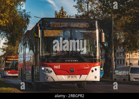 Santiago, Cile - 10 aprile 2023: Trasporto pubblico Transantiago, o Red metropolitana de Movilidad, autobus sulla linea F29 Foto Stock