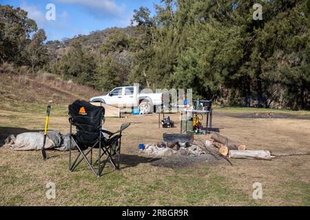 Pista di bridle Hill End nel nuovo Galles del Sud con campeggio accanto al tracciato accanto al fiume Macquarie, NSW, Australia Foto Stock