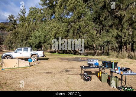 Pista di bridle Hill End nel nuovo Galles del Sud con campeggio accanto al tracciato accanto al fiume Macquarie, NSW, Australia Foto Stock