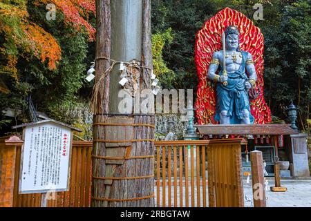 Fukuoka, Giappone - Novembre 21 2022: Un cedro sopravvisse a un colpo di fulmine con un'incisione di dio Kaminari al Tempio di Nanzoin Foto Stock