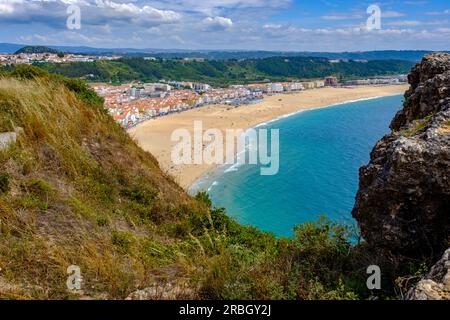 Praia da Nazare, Villaggio di Nazare, Spiaggia di Nazaré dal belvedere Miradouro do Suberco, Nazare, Portogallo Foto Stock