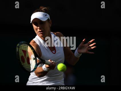 Londra, Gran Bretagna. 9 luglio 2023. La Svizzera Belinda Bencic gareggia nel quarto turno di singolare femminile tra la polacca IgA Swiatek e la svizzera Belinda Bencic ai Campionati di tennis di Wimbledon a Londra, 9 luglio 2023. Credito: Han Yan/Xinhua/Alamy Live News Foto Stock