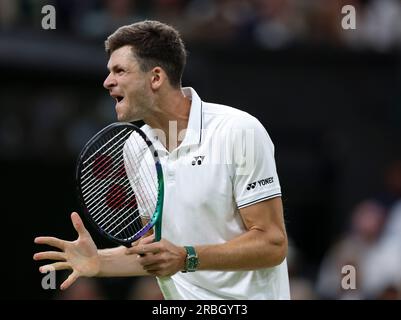 Londra, Gran Bretagna. 9 luglio 2023. Hubert Hurkacz reagisce durante la partita di singolare maschile del quarto turno tra Novak Djokovic e Hubert Hurkacz della Polonia al Wimbledon Tennis Championship a Londra, in Gran Bretagna, il 9 luglio 2023. Credito: Han Yan/Xinhua/Alamy Live News Foto Stock