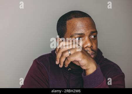giovane afroamericano a casa che sembra triste e depresso Foto Stock