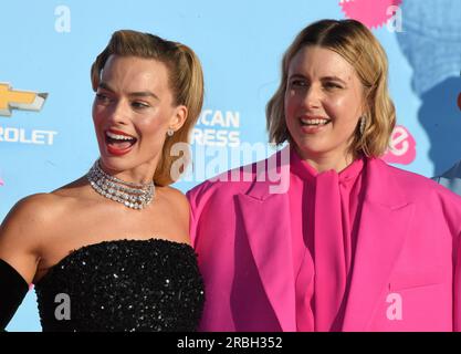 Los Angeles, CA. 9 luglio 2023. Margot Robbie e Greta Gerwig alla prima mondiale di Barbie al Shrine Auditorium di Los Angeles, California, il 9 luglio 2023. Crediti: Jeffrey Mayer/JTM Photos/Media Punch/Alamy Live News Foto Stock