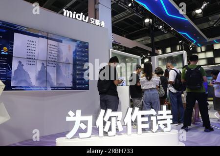 SHANGHAI, CINA - 6 LUGLIO 2023 - i visitatori della World Artificial Intelligence Conference 2023 mostrano l'arte di generazione cartolina ai di Midu a Shanghai, chi Foto Stock