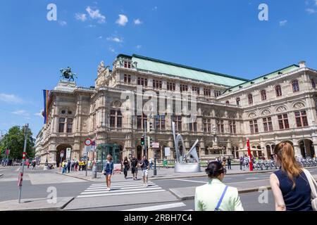 VIENNA, AUSTRIA - 13 GIUGNO 2023: La gente attraversa la strada a un passaggio pedonale Foto Stock