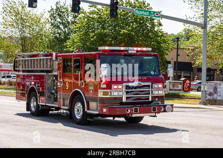 Fayetteville, AR - 8 maggio 2023: Fayetteville, AR, camion dei pompieri che risponde a una chiamata. Foto Stock