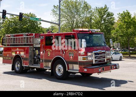 Fayetteville, AR - 8 maggio 2023: Fayetteville, AR, camion dei pompieri che risponde a una chiamata. Foto Stock