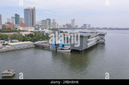 L'Oceanarium 'Manila Ocean Park' (oceanarium) visto dalla baia, Filippine, hotel H2O, vista mare, skyline di baywalk, passeggiata sul lungomare, attrazione Foto Stock