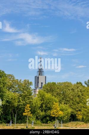 Una torre residenziale sul fiume Havel vista da Nuthe Park, Potsdam, Brandeburgo, Germania Foto Stock