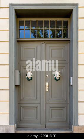 Bella porta d'ingresso con la testa dei cavalli a Potsdam, Brandeburgo, Germania Foto Stock