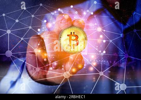 Esposizione multipla di un uomo d'affari con bitcoin, schemi e paesaggio urbano notturno Foto Stock