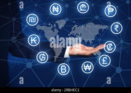Cambio di denaro. Doppia esposizione con mappa digitale del mondo, simboli di valuta diversi e foto dell'uomo Foto Stock