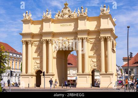 Potsdam, Germania - 3 giugno 2023: La porta di Brandeburgo su Louisenplatz a Potsdam, Brandeburgo, Germania Foto Stock