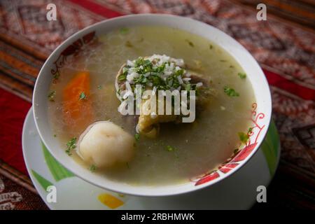 Brodo di pollo peruviano servito in un ristorante nella giungla peruviana. Foto Stock