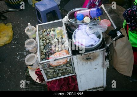 Stalla di uova di quaglia in un mercato in Perù. Foto Stock