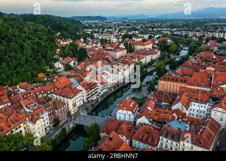 Lubiana, Slovenia - Vista aerea di Lubiana in un pomeriggio estivo con tetti rossi, fiume Lubiana, ponte dei Cobblers (Sustarski Most) Foto Stock