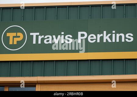 Segnaletica indicante un ramo della catena Travis Perkins, commerciante di legname e costruttori Foto Stock