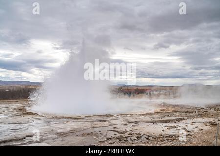 Area geotermica di Geysir Hot Springs con geyser attivi Foto Stock