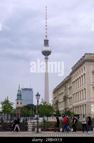Berlino, Germania. 5 luglio 2023. La torre della televisione di Berlino torreggia dietro il Palazzo Unter den Linden di Berlino. Costruita nel 1969, la torre della televisione di Berlino è la struttura più alta della Germania, con i suoi 368 metri, nonché la quinta torre della televisione più alta d'Europa. Oltre un milione di visitatori all'anno visitano la piattaforma panoramica a 203 metri o il ristorante direttamente sopra. (Per le torri TV dpa-KORR in Germania - la vista fa eccezione) credito: Bernd von Jutrczenka/dpa/Alamy Live News Foto Stock