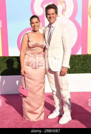 Los Angeles, USA. 9 luglio 2023. America Ferrera e Ryan Piers Williams arrivano alla Warner Bros. La prima mondiale di Picture "Barbie" si è tenuta al Shrine Auditorium il 9 luglio 2023 a Los Angeles, California. © Lisa OConnor/AFF-USA.com credito: AFF/Alamy Live News Foto Stock