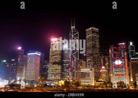 Lo skyline della città è visto di notte dal Victoria Harbour Central Star Ferry Port di Hong Kong, Chine, Asia. Foto: Rob Watkins Foto Stock