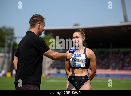 Kassel, Deutschland. 9 luglio 2023. Gina LUECKENKEMPER (Luckenkemper) (SCC Berlin) nell'intervista dell'ARD, televisione, TV, media, con Claus LUFEN, Moderatore, ultima staffetta 4x100m donne, il 07/09/2023 Campionato tedesco di atletica leggera 2023, dal 07/08 al 09.07.2023 a Kassel/ Germania. Credito: dpa/Alamy Live News Foto Stock