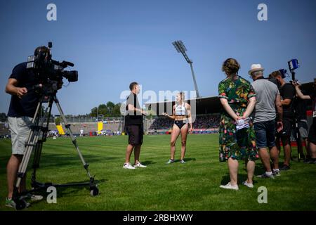Kassel, Deutschland. 9 luglio 2023. Gina LUECKENKEMPER (Luckenkemper) (SCC Berlin) nell'intervista dell'ARD, televisione, TV, media, con Claus LUFEN, Moderatore, ultima staffetta 4x100m donne, il 07/09/2023 Campionato tedesco di atletica leggera 2023, dal 07/08 al 09.07.2023 a Kassel/ Germania. Credito: dpa/Alamy Live News Foto Stock