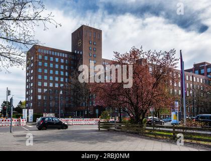 La torre per uffici Siemens Wernerwerk-Hochhaus ha costruito 1928-1930 Siemensdamm 50-54, Siemensstadt, Berlino, l'edificio storico ha una facciata in mattoni e un orologio Foto Stock