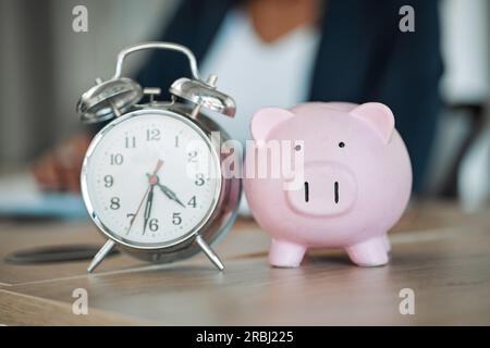 Salvadanaio, orologio o persona d'affari che scrive informazioni finanziarie o budget per risparmiare o investire in ufficio. Gestione del tempo, sfocatura promemoria o. Foto Stock