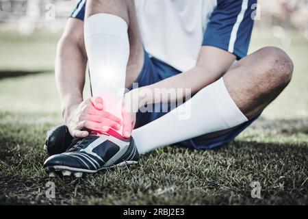 Lesione, giocatore di calcio o mano di un uomo su dolore ai piedi, emergenza o incidente in allenamento fitness. Atleta sportivo, problematico o calcistico con muscoli Foto Stock