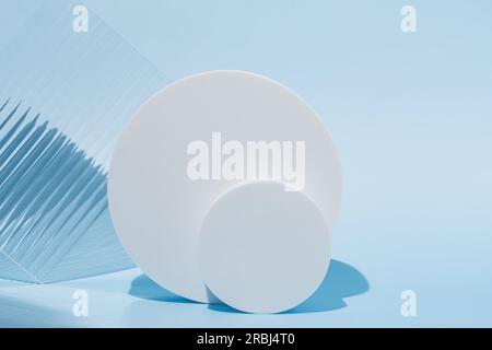 Piattaforme o piedistalli rotondi bianchi vuoti su sfondo blu per l'esposizione del prodotto. Vuoto indica l'esposizione o la presentazione dei prodotti. Foto Stock