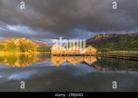 Capanne nautiche sul Kochelsee di fronte a Jochberg (1.565 m) e Herzogstand (1.731 m), Schlehdorf, alta Baviera, Baviera, Germania Foto Stock