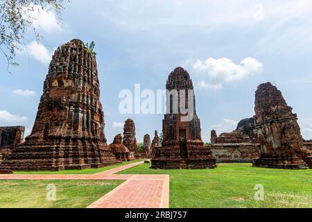 Parco storico Landscape Ayutthaya ad Ayutthaya. Vecchio regno del Siam. Giorno d'estate con cielo blu. Famosa destinazione turistica, luogo spirituale vicino a Bang Foto Stock