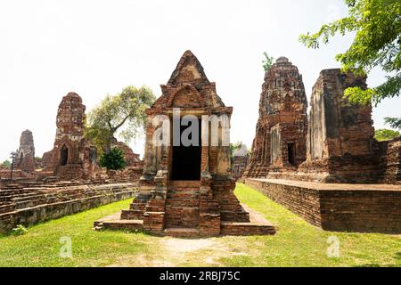 Parco storico Landscape Ayutthaya ad Ayutthaya. Vecchio regno del Siam. Giorno d'estate con cielo blu. Famosa destinazione turistica, luogo spirituale vicino a Bang Foto Stock