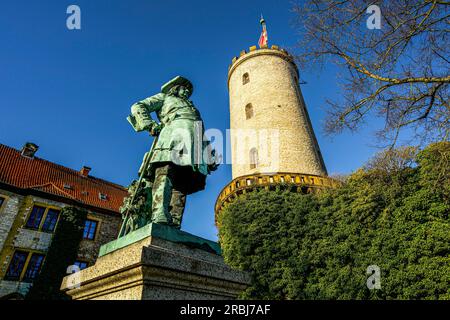 Monumento al grande Elettore donato da Guglielmo II nel cortile di Sparrenburg, Bielefeld, Teutoburgo Forest, Renania settentrionale-Vestfalia, Germania Foto Stock