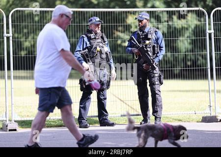 Londra, Regno Unito. 10 luglio 2023. La polizia armata sta di guardia alla Winfield House nel Regent's Park. Il Presidente Biden è in visita a Londra per due giorni prima di dirigersi a un vertice NATO in Lituania. Il presidente Biden incontrerà il primo ministro britannico Rishi Sunak a Downing Street e re Carlo III a Windsor. Crediti fotografici: Ben Cawthra/Sipa USA credito: SIPA USA/Alamy Live News Foto Stock