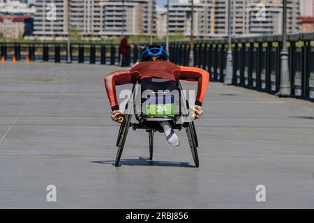 atleta para femminile in gara di maratona su sedia a rotelle, giochi sportivi estivi para atletica Foto Stock