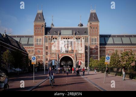 Rijksmuseum (Rijksmuseum) verso il parco Museumplein, Amsterdam, provincia dell'Olanda settentrionale, Paesi Bassi, Europa Foto Stock