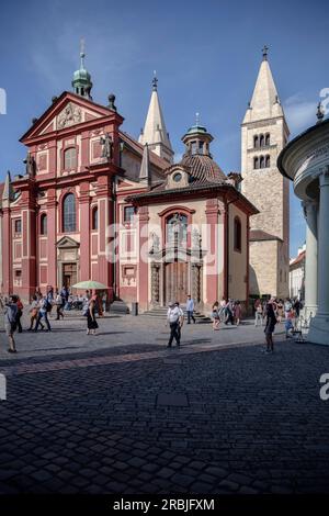 St Basilica di Giorgio sulla collina del castello, Praga, Boemia, Repubblica Ceca, Europa, sito patrimonio dell'umanità dell'UNESCO Foto Stock