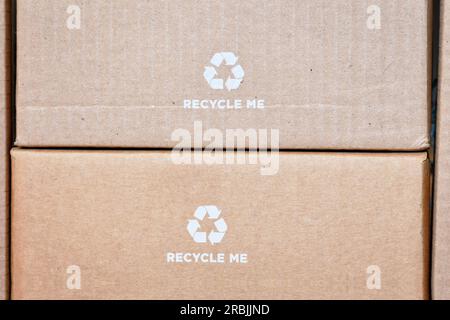 Scatole di cartone con il simbolo della freccia di riciclaggio e il testo Recycle me (Recycle me) Foto Stock
