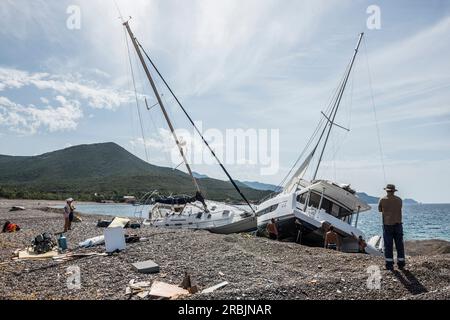 Yacht di lusso bloccati dopo una tempesta, Playa de Argentella, Calenzana, dipartimento Haute-Corse, costa occidentale, Corsica, Mar Mediterraneo, Francia Foto Stock