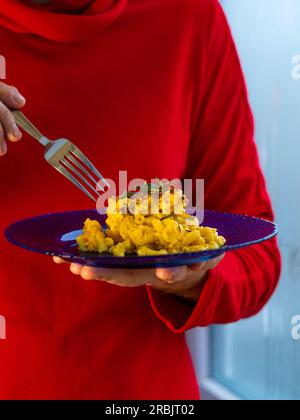 Mac e formaggio, pasta di macaroni al forno, salsa cremosa di burro al latte all'americana con crosta di pangrattato. Piatti facili da preparare, ricetta di famiglia fatta in casa. Foto Stock